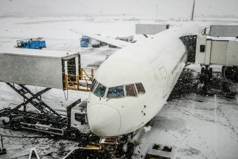 Can Planes Fly In Snow
