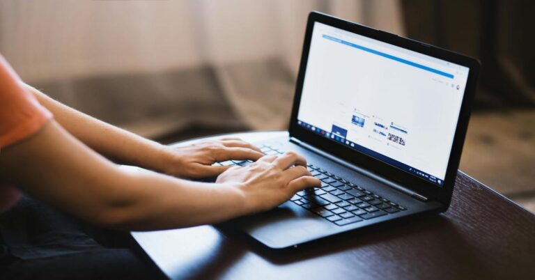How to Find Cheap Flights Using These 3 Social Media Hacks